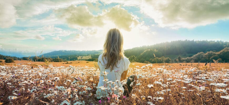 Woman,Sitting,On,The,Chamomiles,Field,And,Looking,At,The